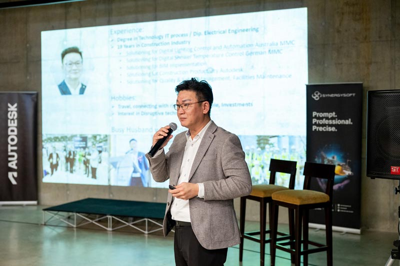 คุณวิลเลี่ยม โล (William Low)