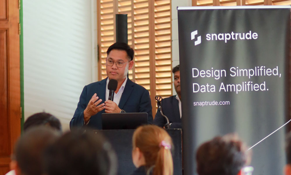 คุณสถาปัตย์ วิจิตรพันธุ์ กรรมการผู้จัดการ บริษัท ซินเนอร์จี้ซอฟต์ โซลูชั่น จำกัด กล่าวเปิดงาน​